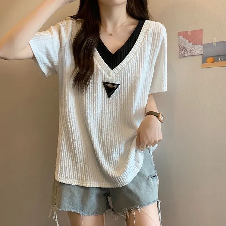 Camiseta de manga corta con sentido de la textura para mujer verano nuevo estilo de gran tamaño suelto y delgado falso diseño de dos piezas con sentido de la blusa casual de todo fósforo