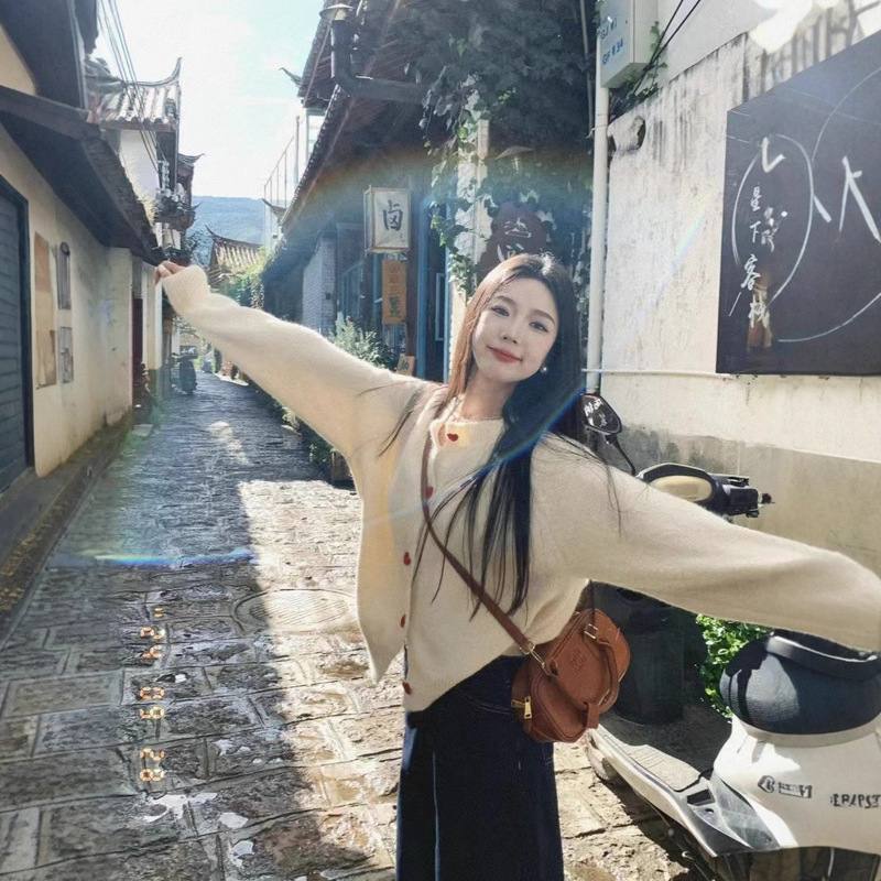 French-Style Sweet Heart-Shaped Button Loose Round-Neck White Sweater Women's 2026 New Autumn Knit Cardigan Jacket Trendy