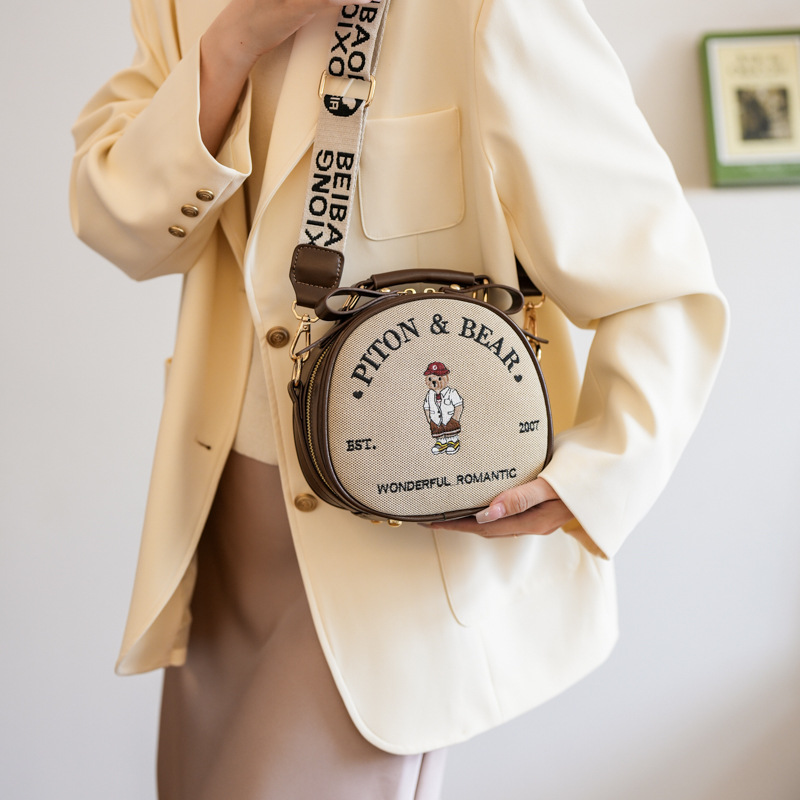 2024 새로운 노스 백 오리지널 디자인 패션 캔버스 모든 경기 자수 곰 어깨 크로스 바디 휴대용 라운드 팬케이크 가방