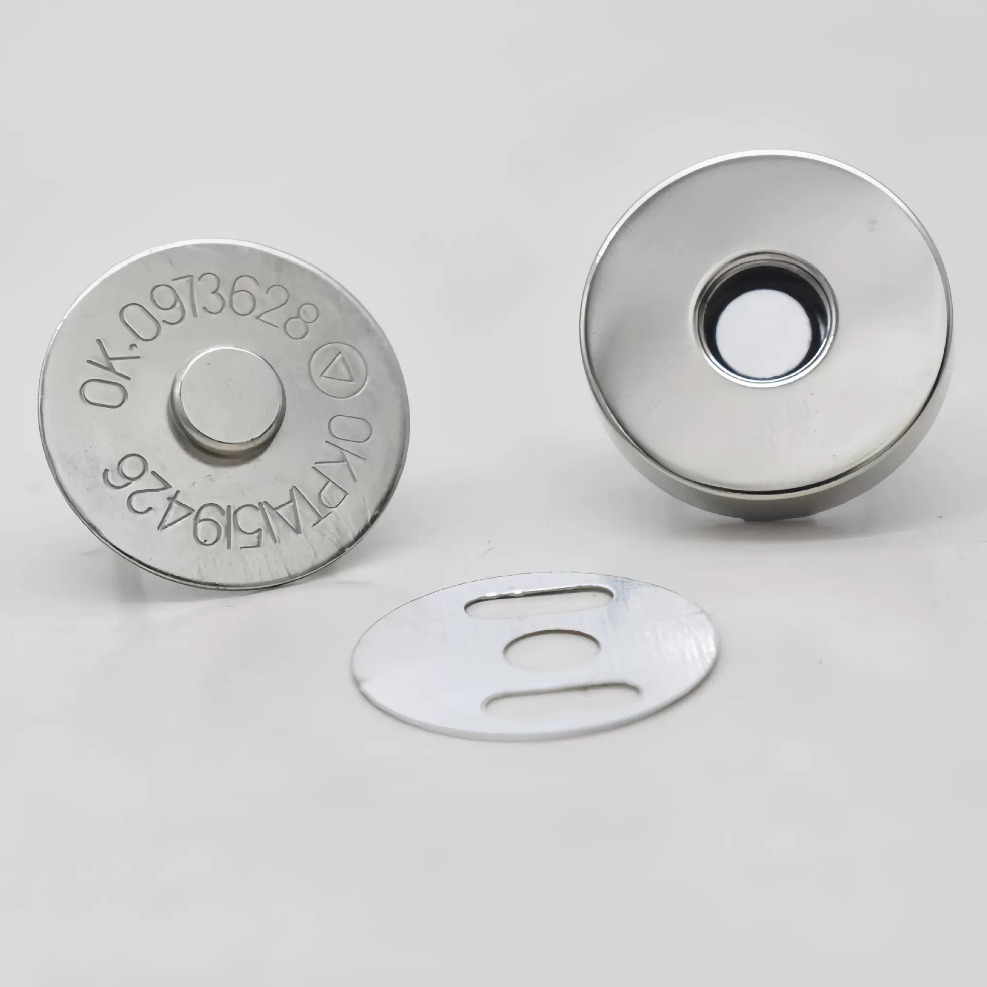 厂家现货14mm和18mm大铁磁扣鸡眼磁扣优惠价强磁磁钮箱包磁铁扣