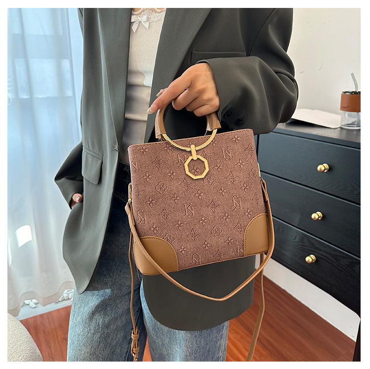 1029g Weight Polyester Lining Material Zipper Closure Type Single Shoulder Strap Strap Type Crossbody Bag Bags Type Casual, Daily, Shopping Occasion Pu Leather Material Letter Pattern All Seasons Season Women's Gender Classic Style Style Bucket Shape Women's Pu Leather Letter Classic Style Bucket Zipper Crossbody Bag 6