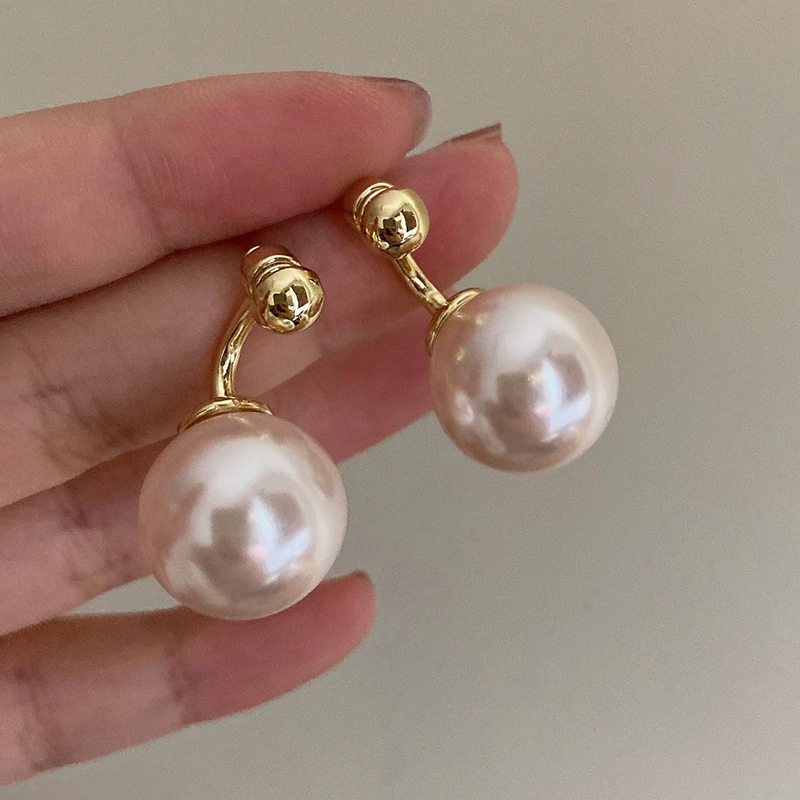 Серебряная игла из жемчуга, небольшие дизайнерские серьги, яркий броский стиль, легкий роскошный стиль, тренд сезона