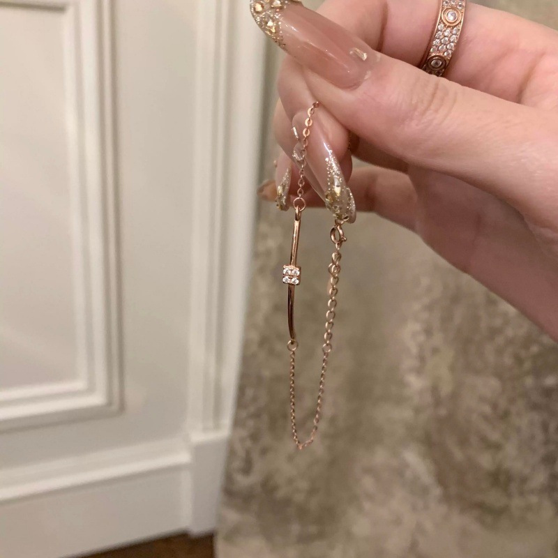 S925 sterling silver bracelet with small square diamonds, featuring a French-inspired, niche, delicate, and minimalist design that exudes a sophisticated and elegant vibe, making it a versatile and fashionable accessory