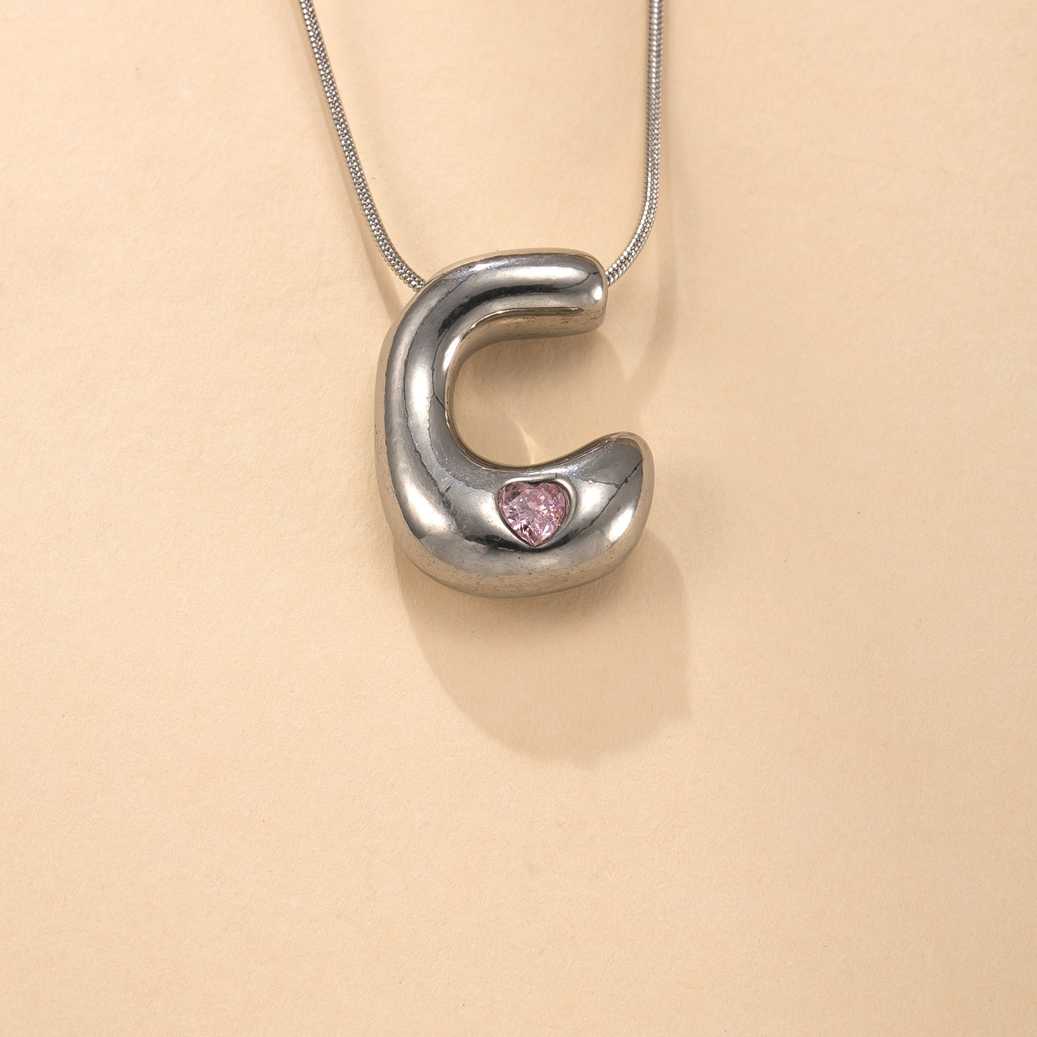 Colgante único transfronterizo de joyería de acero inoxidable fundición con incrustaciones de diamantes de color 26 letras accesorios de collar moda simple pulsera briy