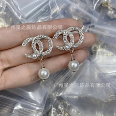 実物写真のXiangjia版、ラベル付きダブルCサイズパールイヤリング、レディースファッションライト高級イヤリング、女性工場卸売