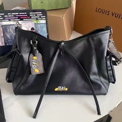 トップの牛革のカバンのトートの大容量の新型です。