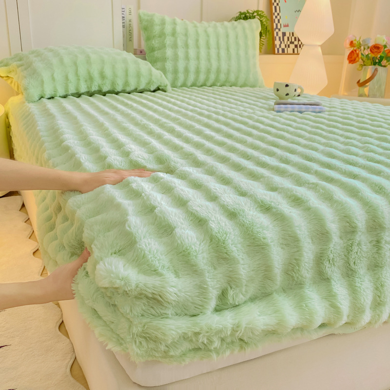 Invierno leche de cama de terciopelo grueso con tres piezas de colchón de terciopelo de coral cálido hogar cubierta de protección de colchón de terciopelo de coral para una sola persona más cubierta de edredón