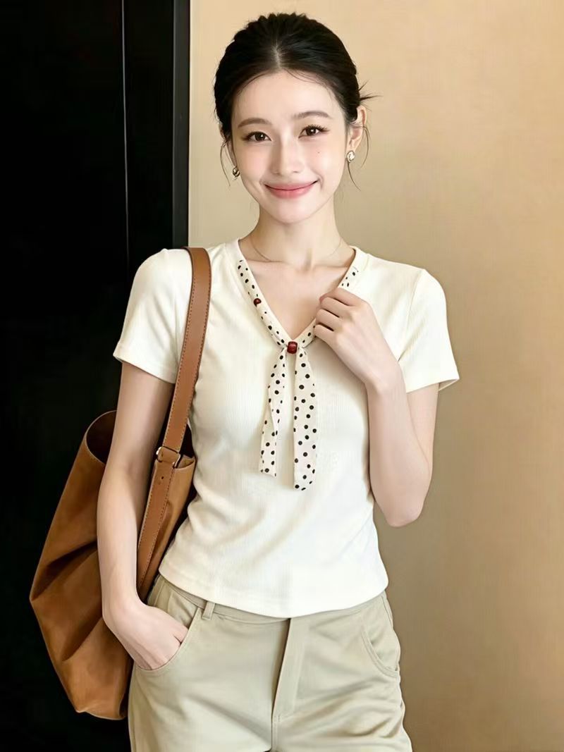 Áo thun nữ cổ chữ V tay ngắn phối khăn lụa trắng phong cách Hàn Quốc — màu trắng