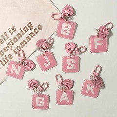 小衆の鍵は創意のアルファベットの携帯電話のペンダントを掛けます。