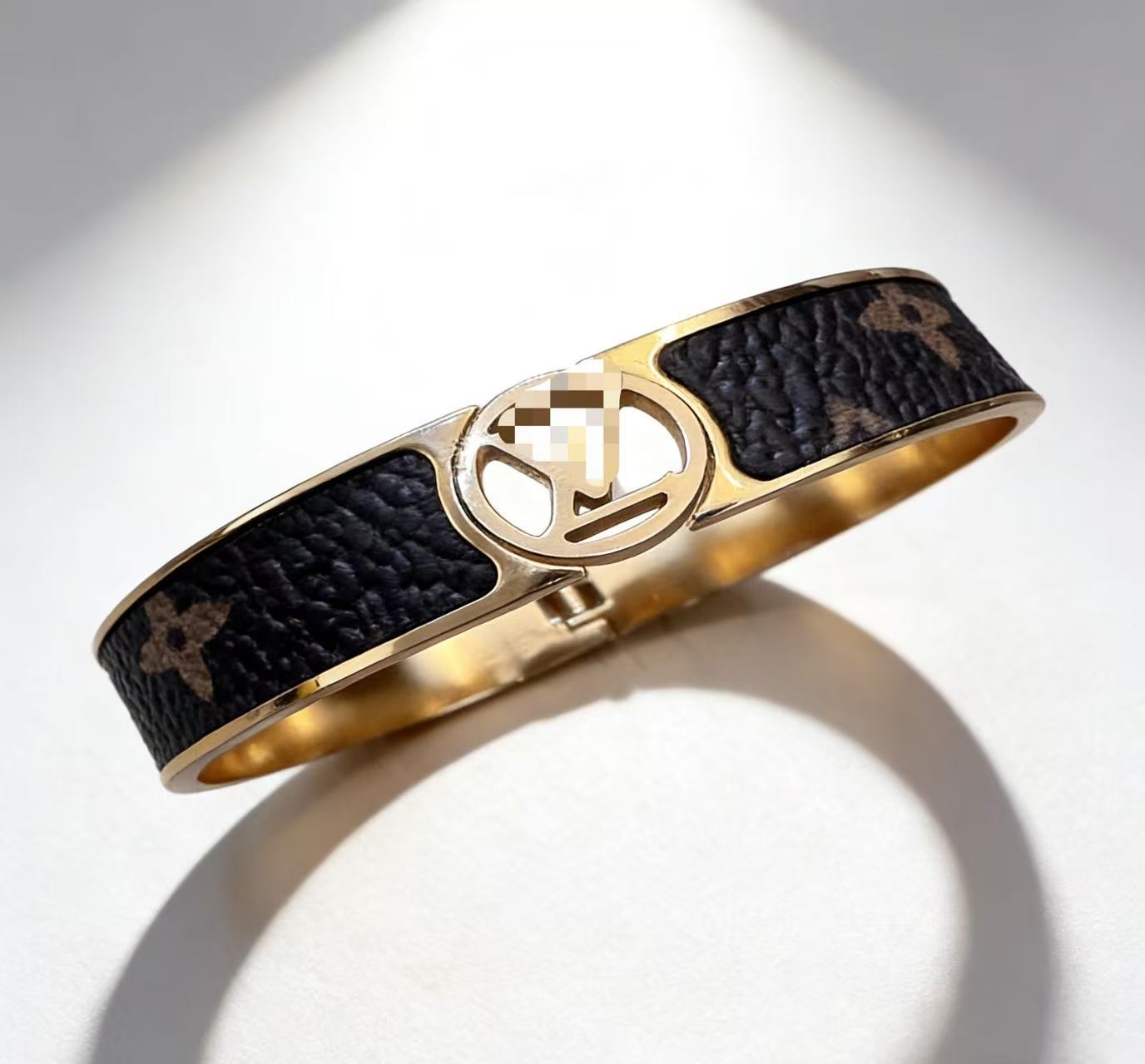 2025 新しいヨーロッパとアメリカのビッグブランドチタン鋼ブレスレット非退色ステンレス鋼ブレスレットバックルオープニングハンドジュエリー卸売