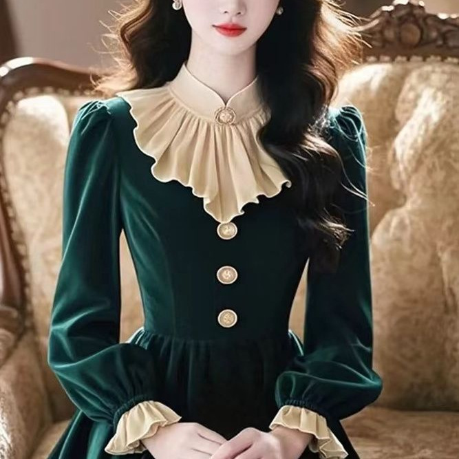 Unique and Non-Contrasting Design for Formal Occasions, Elegant and Sophisticated Green Velvet Base Dress for Women in Winter