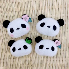 秋冬の新型花のパンダの漫画のぬいぐるみのブローチはマフラーを包んでピンの装飾を飾ります。