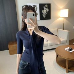 韓国のvネックのスリムな半袖のニットの女性2025の新型の気質の夏は腰を収めてやせている短いタイプのストラップの上着を現します。