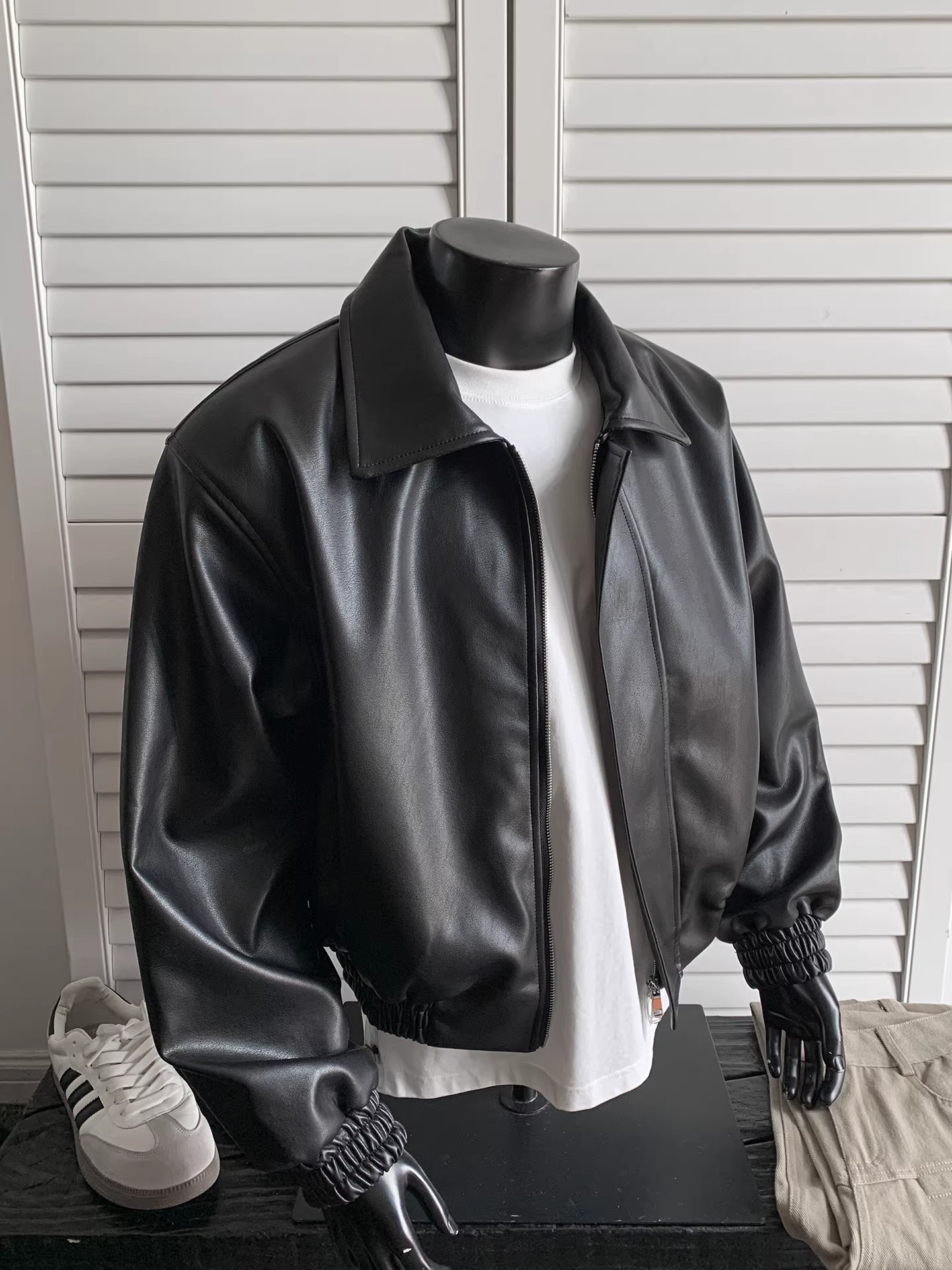 Black polyurethane fashionable shoulder pads