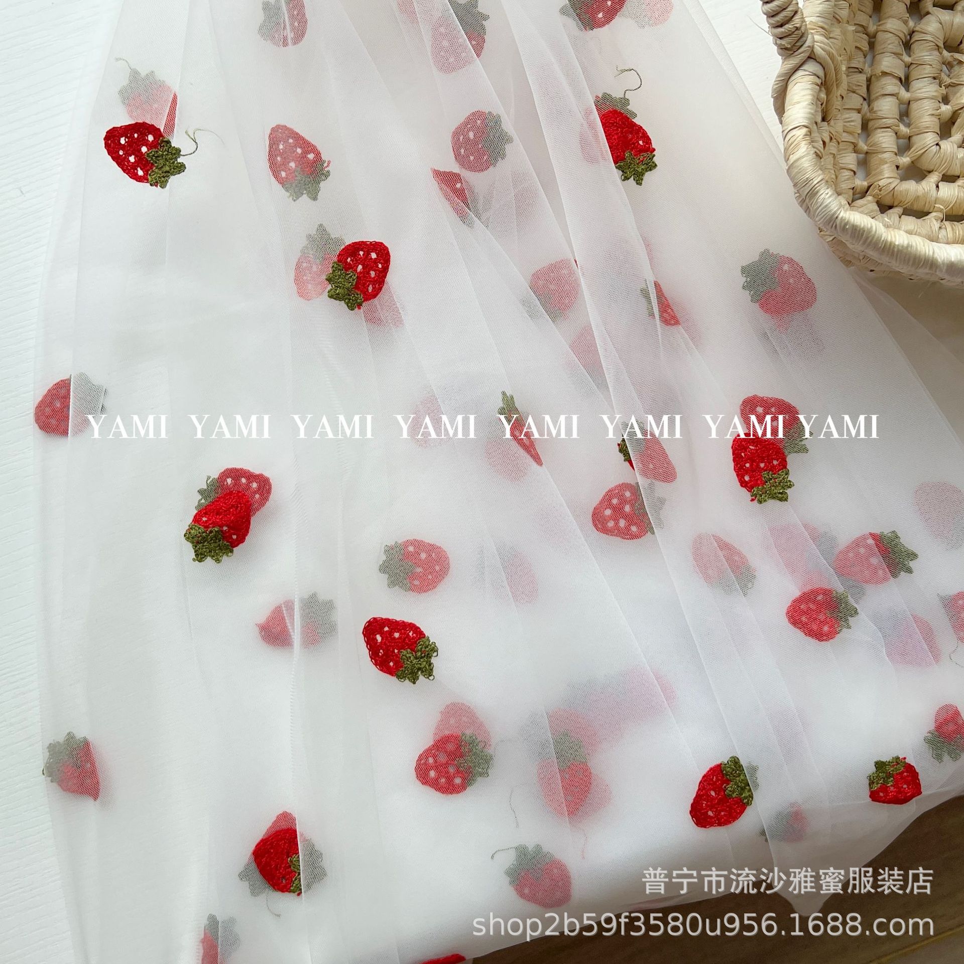 Tela de malla tela bordada hilo de fresa rojo falda de ropa para niños tela de pared material de cama bordado decoración de tela