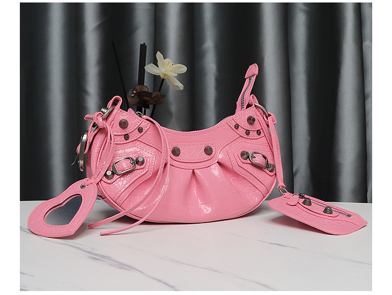 Bolso de locomotora de remache Le Cagole de alta calidad dulce y fresco chica caliente tres en uno bolso de media luna plisado de cuero bolso de axila