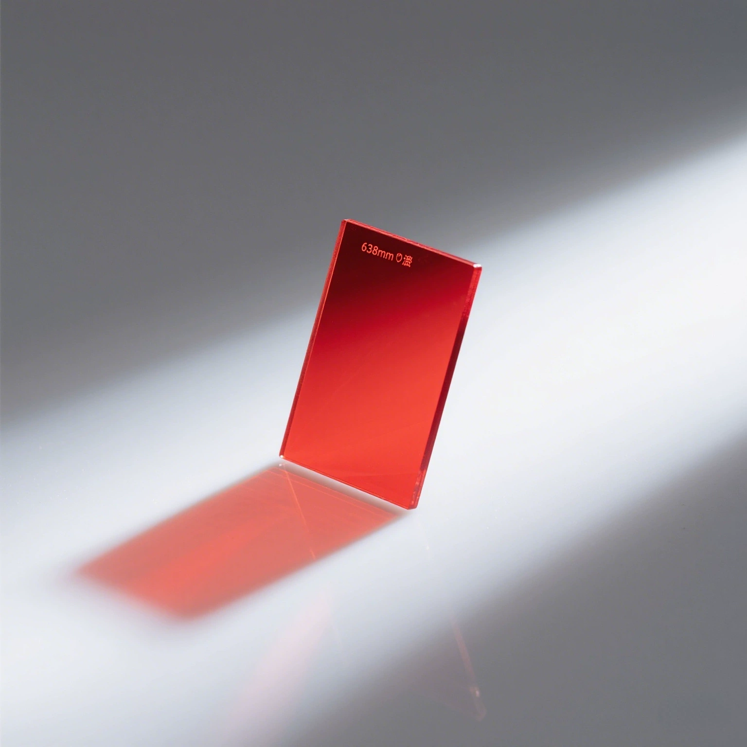 Широта полосы пропускания узкополосного фильтра 638 нм 20 ± 3 нм, высокая пропускаемость > 90%, предназначена для машинного зрения/обнаружения флуоресценции.