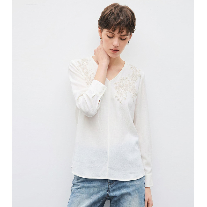 2026 French-Style Summer V-Neck White Shirt with Three-Dimensional Floral Embroidery and Beading on the Shoulders, High-End Lightweight and Elegant Top 2026 French-Style Summer V-Neck White Shirt with Three-Dimensional Floral Embroidery and Beading on the Shoulders, High-End Lightweight and Elegant Top