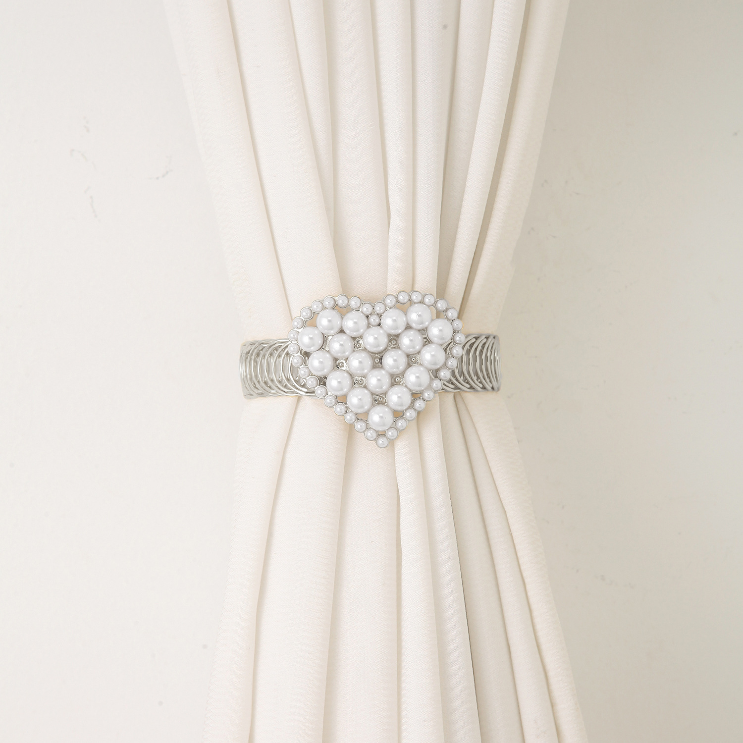 Abraçadeira de cortina com coração e pérolas elegante_voghion.com