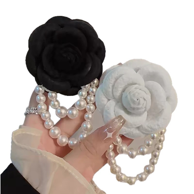 Spilla camelia vintage con perline di perla nero e bianco_voghion.com