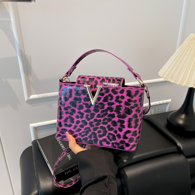 Bolso de mano de leopardo de alto valor para mujer otoño 2025 nuevo estilo coreano bolso de hombro de moda retro bolso de almohada