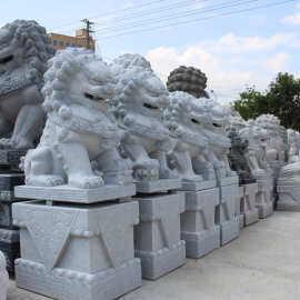 2米高石狮子雕刻价格 青石石狮子造型图片 门口雕塑摆件