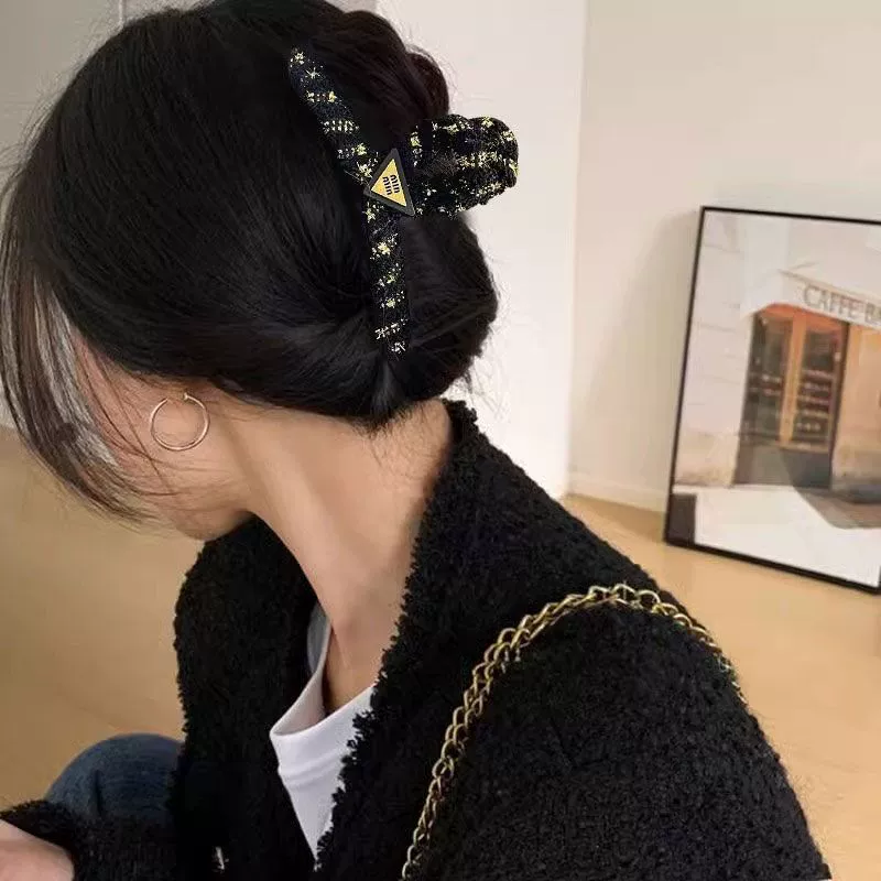 Заколка-краб с буквой, в стиле Chanel, заколка для волос «краб», твидовый эффект, чёрная/бежевая