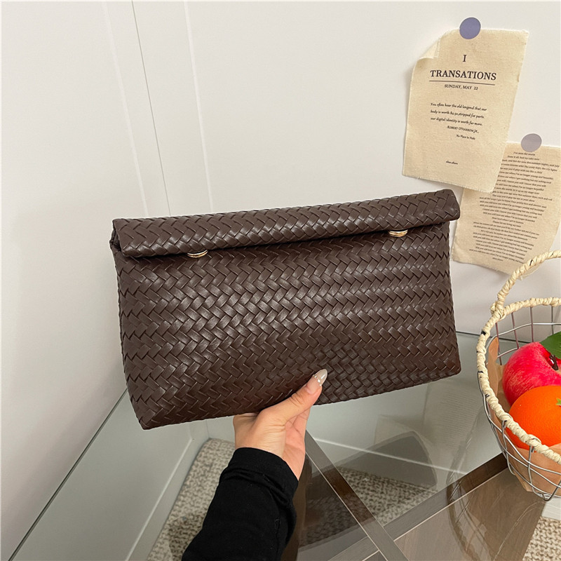 2025 otoño popular trenzado PU bolsos de muñeca bolsos de moda simple bolsos de maquillaje de gran capacidad coreana
