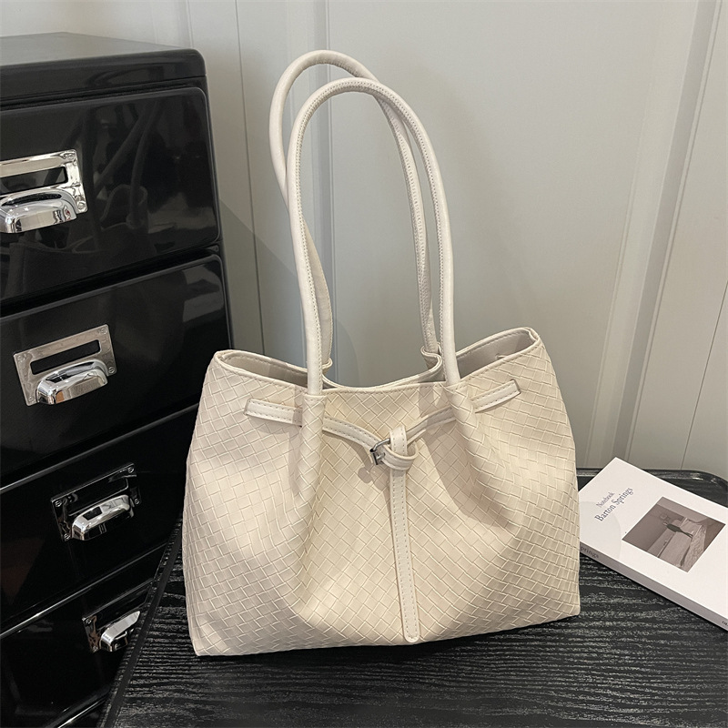 Versátil, simple, elegante, textura superior, primavera y verano, 2026 nueva bolsa de hombro para mujeres de viajes casuales de color sólido, plegado