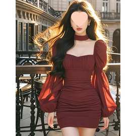 小众法式方领酒红色灯笼袖连衣裙女2025秋冬御姐风收腰褶皱包臀裙