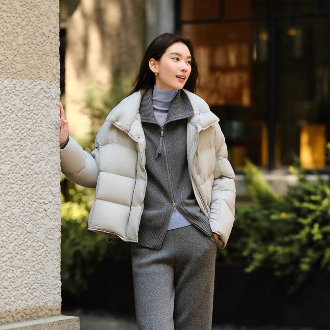 2025年冬季新款羽绒服女鸭绒立领短款柔软面包服翻领外套简约纯色