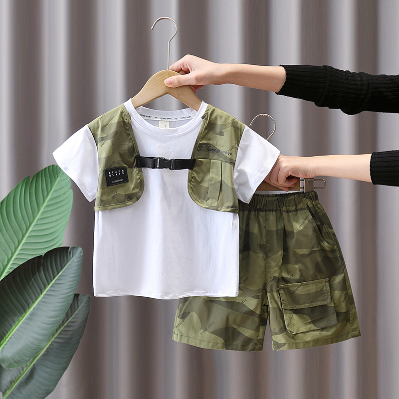 7176 Traje de manga corta para niños 2025 nuevo verano chico guapo falso dos piezas de camuflaje traje delgado de dos piezas