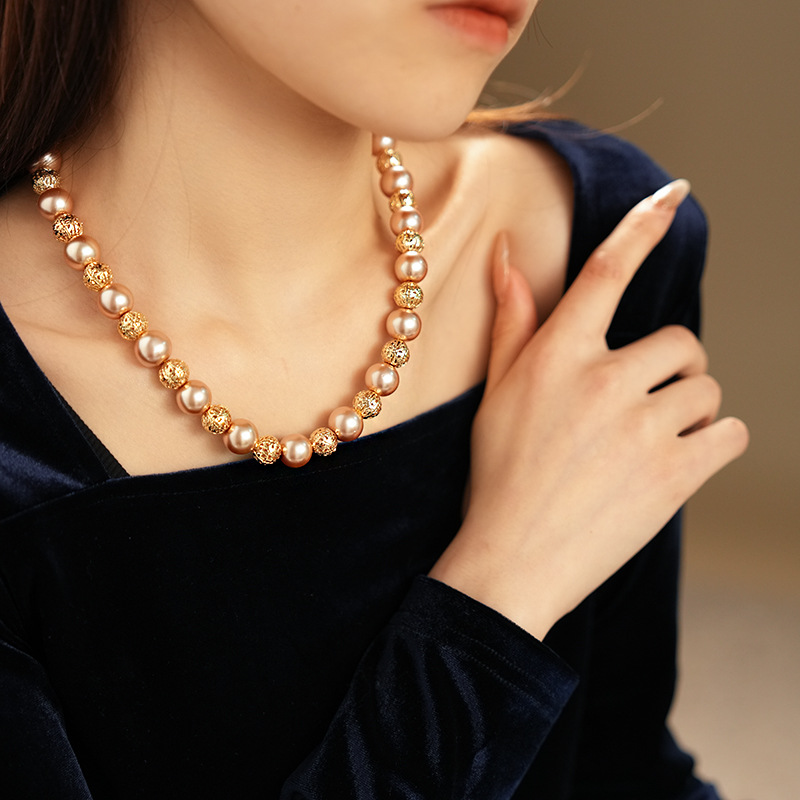 Set di gioielli con collana e orecchini a perla traforata_voghion.com