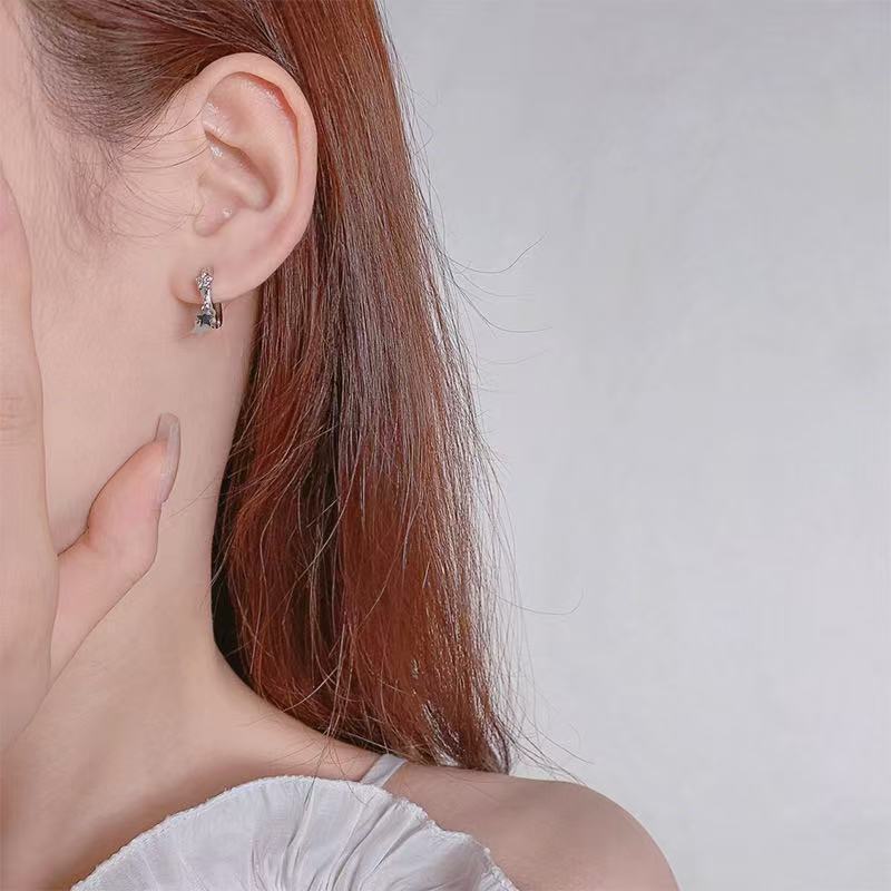2025x nuevos aretes de diseño de tendencia en aretes personales de estilo femenino simple colgante de diamante estrella de aretes bordilla