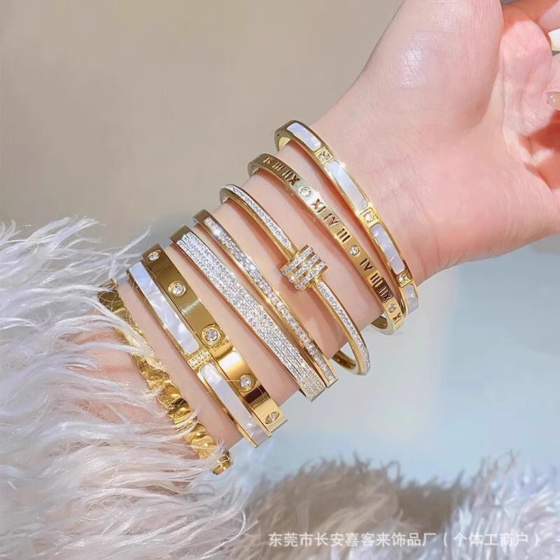 Light Luxury Niche High-end Sense Golden Titanium Steel Bracelet Female Couple's plain ring Bracelet Bracelet Bracelet Color-free Trendy Jewelry