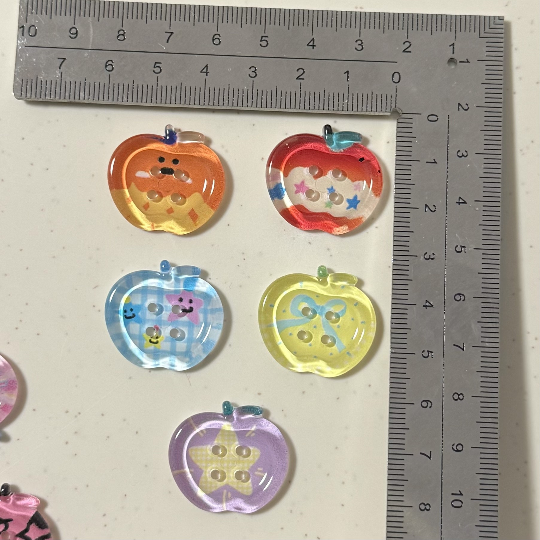 봄과 여름 새로운 명확한 인쇄 애플 버튼 액세서리 DIY 의류 버튼 구멍 신발 장식 휴대 전화 케이스 액세서리