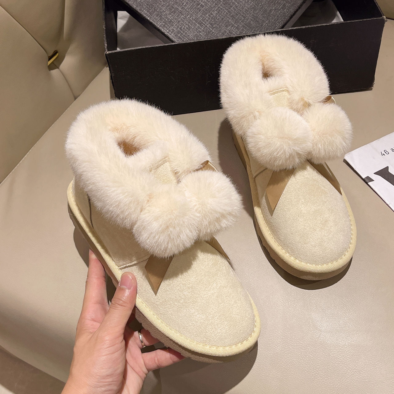 奶呼呼雪地靴女2025秋冬季新款可爱毛球球加绒加厚面包鞋保暖棉鞋