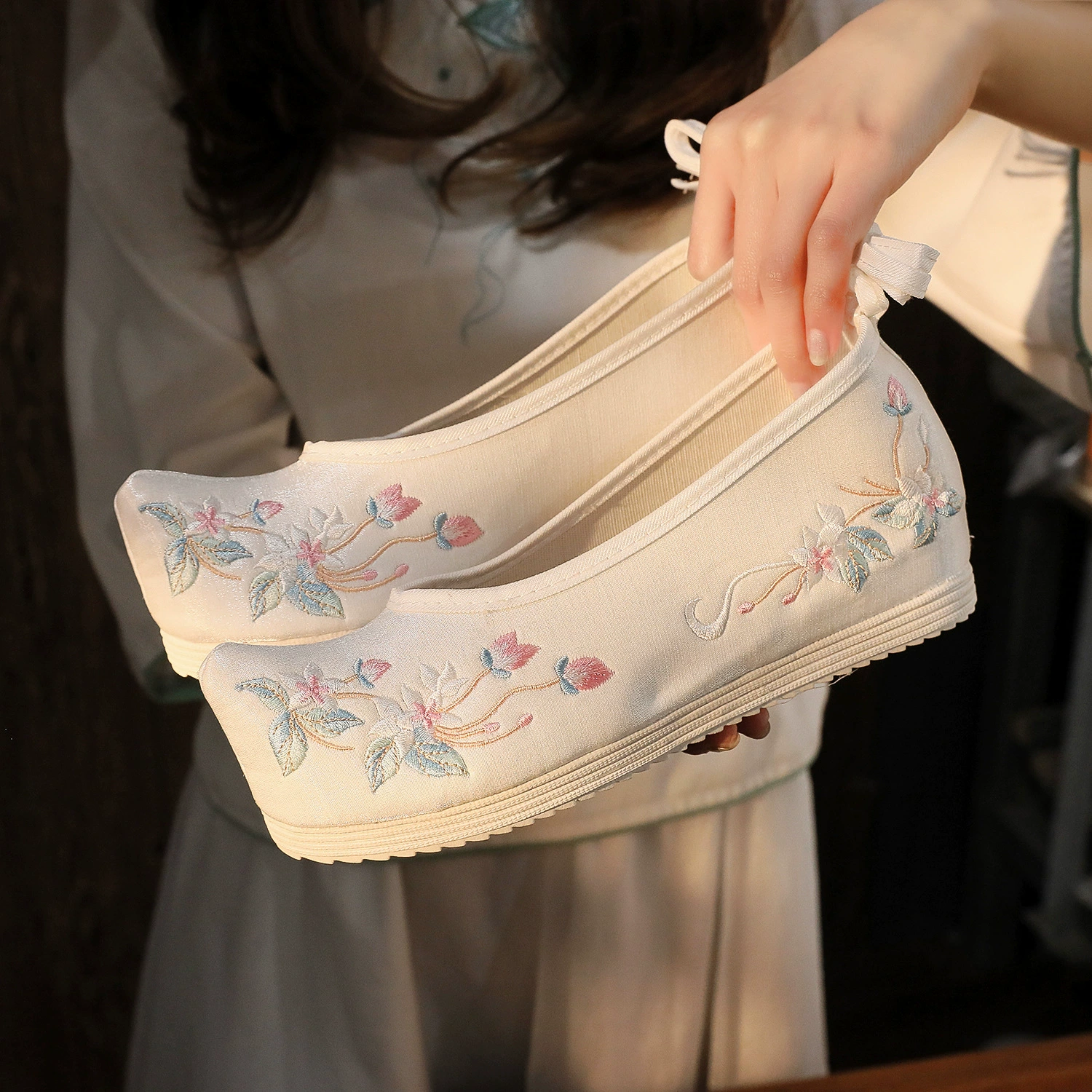 [Сигарета] Весенняя новая обувь ханьфу, Женский антикварный костюм с вышивкой, женская обувь, увеличивающая внутренний рост, Ming-made