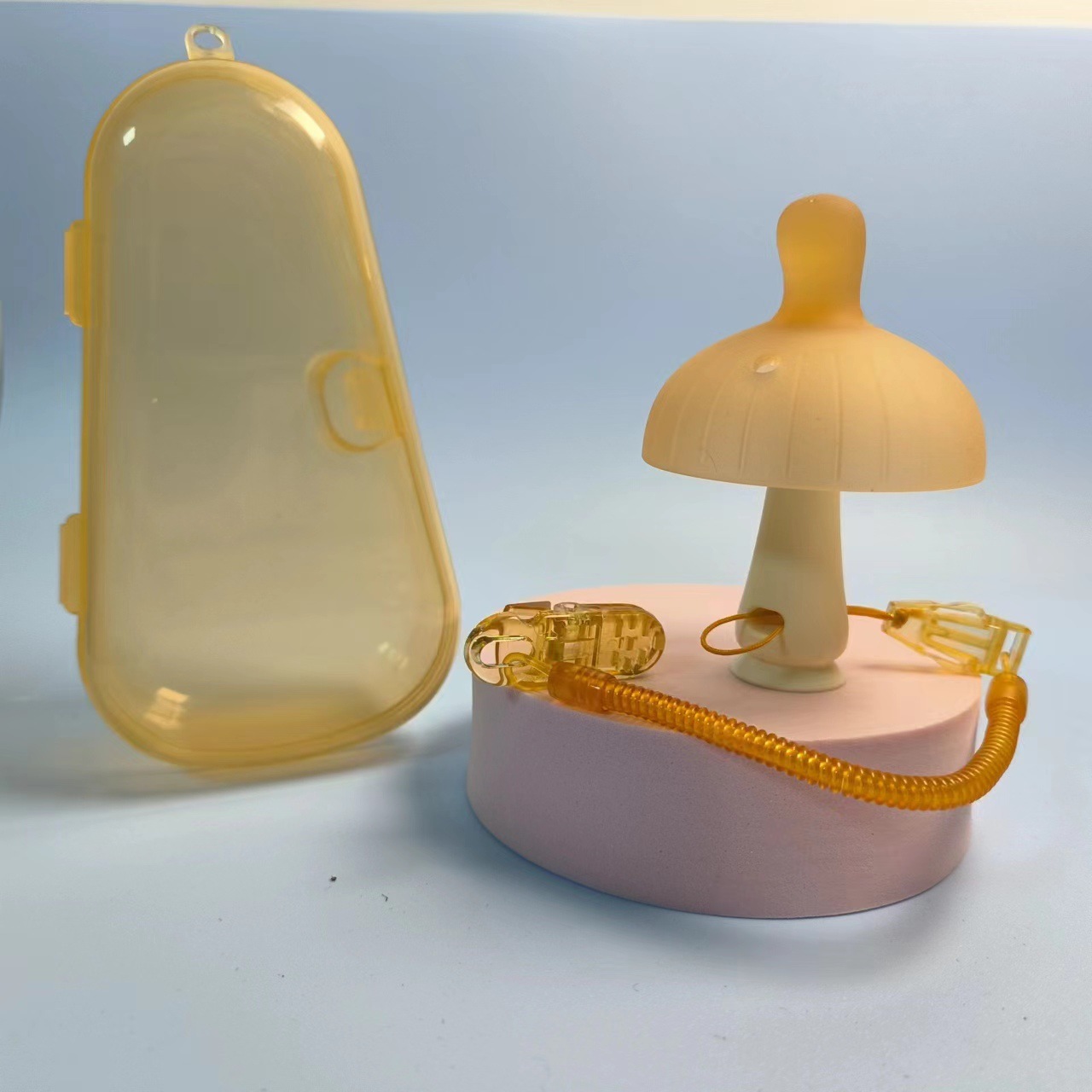 Mushroom gum anti-drop chain storage box