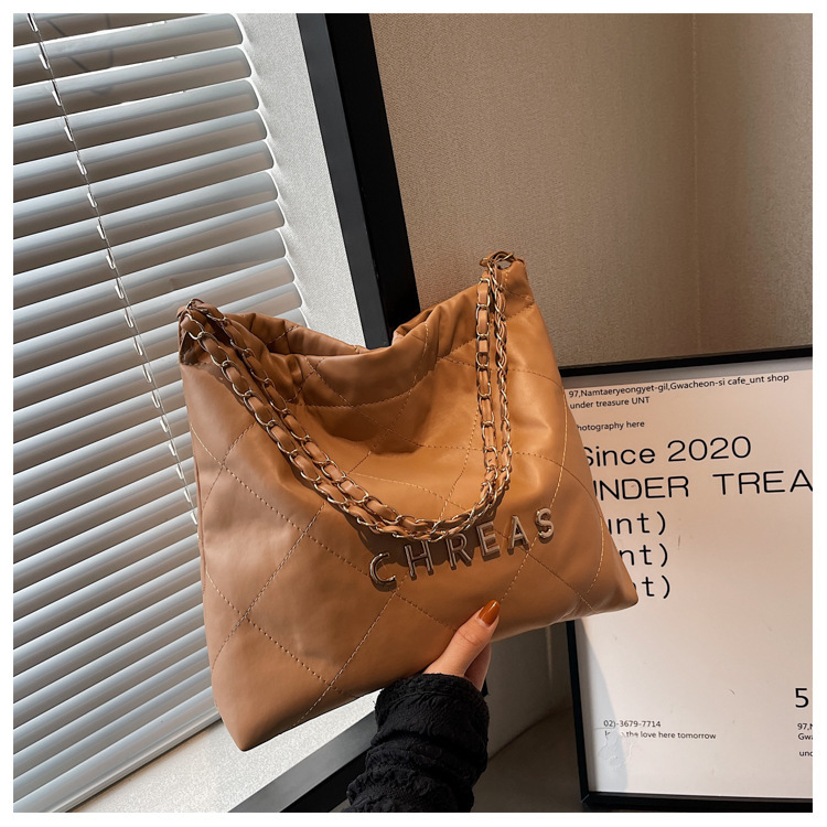 Borsa a tracolla da donna trapuntata con catena di tendenza_voghion.com