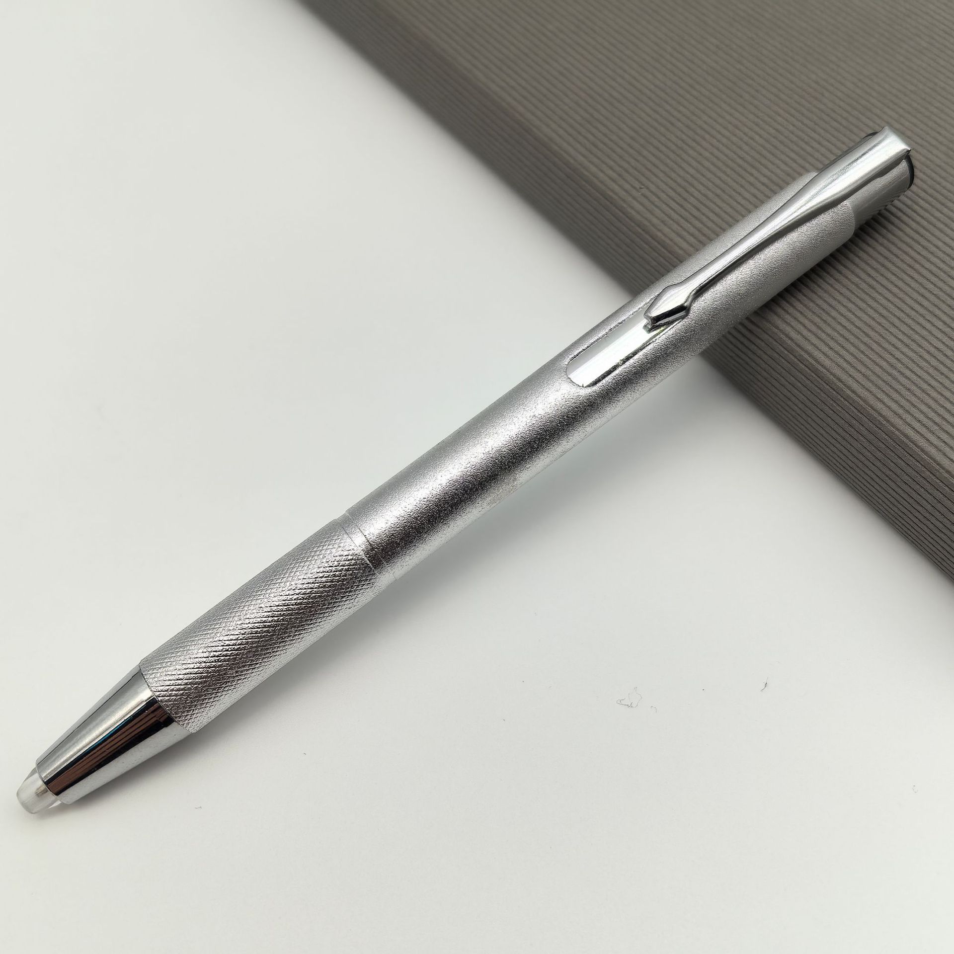 Nuevo bolígrafo de lámpara de metal esmerilado de pulsación lápiz de punta creativo LED lápiz de lámpara de punta antorcha lápiz de bola