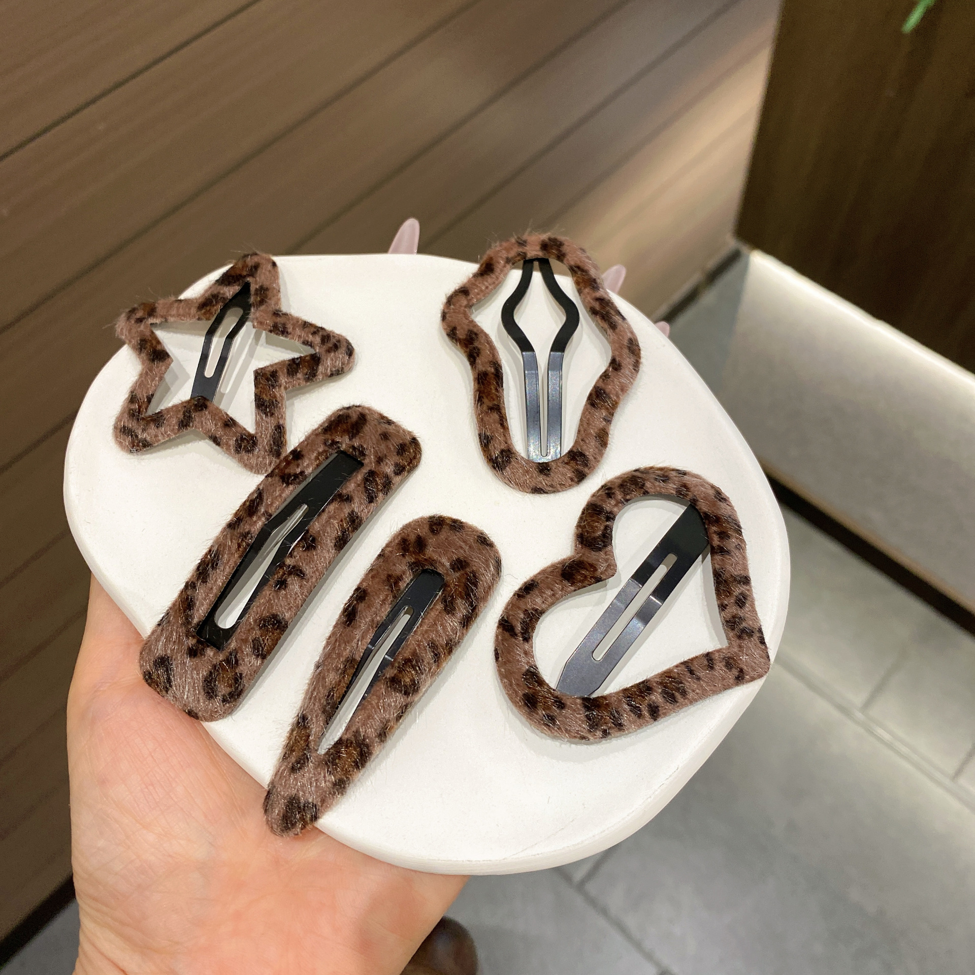 Sweet and Cool Leopard Print Hair Clip for Women, Plush Bb Clip, Elegant Hairpin, Hair Accessory for Bangs and Loose Hair