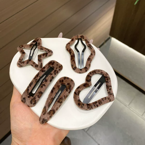Sweet and Cool Leopard Print Hair Clip for Women, Plush Bb Clip, Elegant Hairpin, Hair Accessory for Bangs and Loose Hair