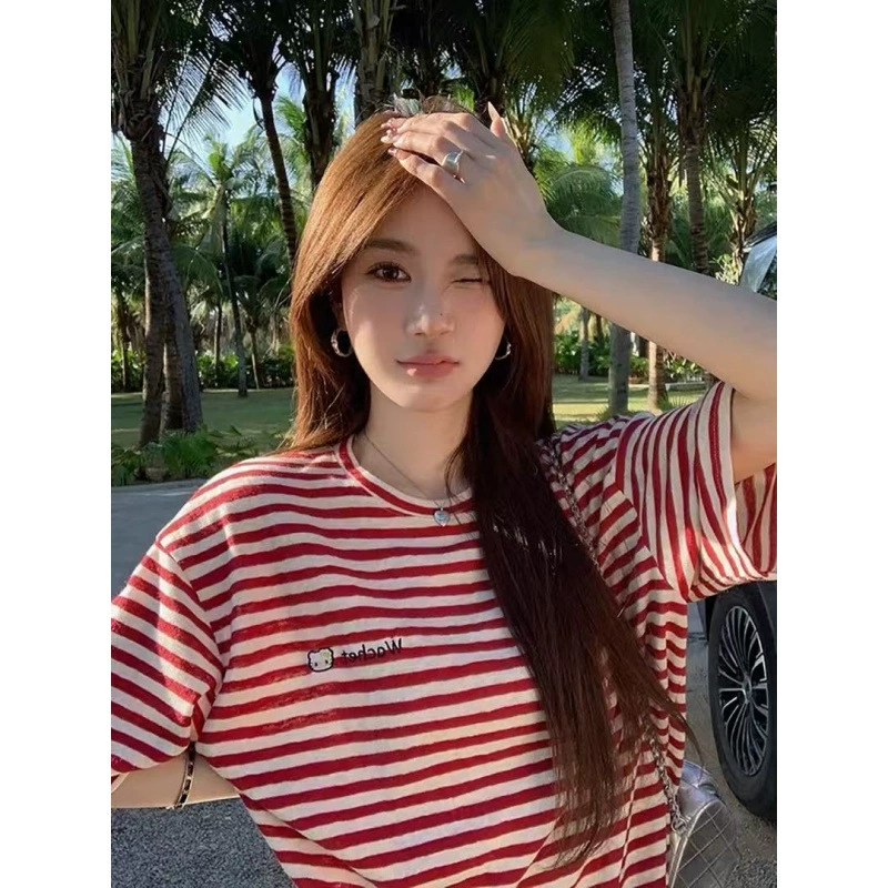 Полосатый топ с короткими рукавами для женщин, новый летний стиль, миниатюрная повседневная универсальная свободная футболка с круглым вырезом, стильная ниша, уменьшающая возраст.