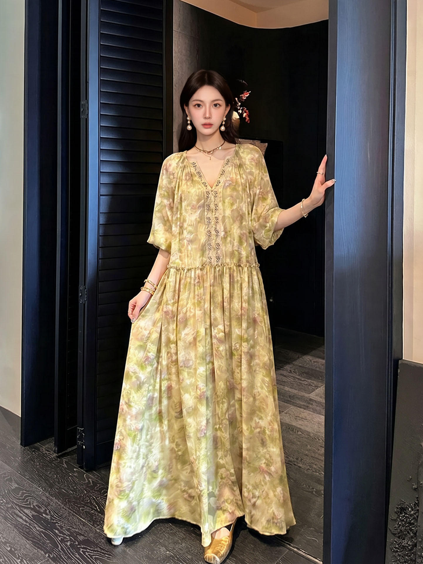 Đầm maxi nữ cổ V phong cách Trung Hoa hiện đại, tay dài, thêu hoa nổi và đính cườm — Xanh lá cây nhạtcolor