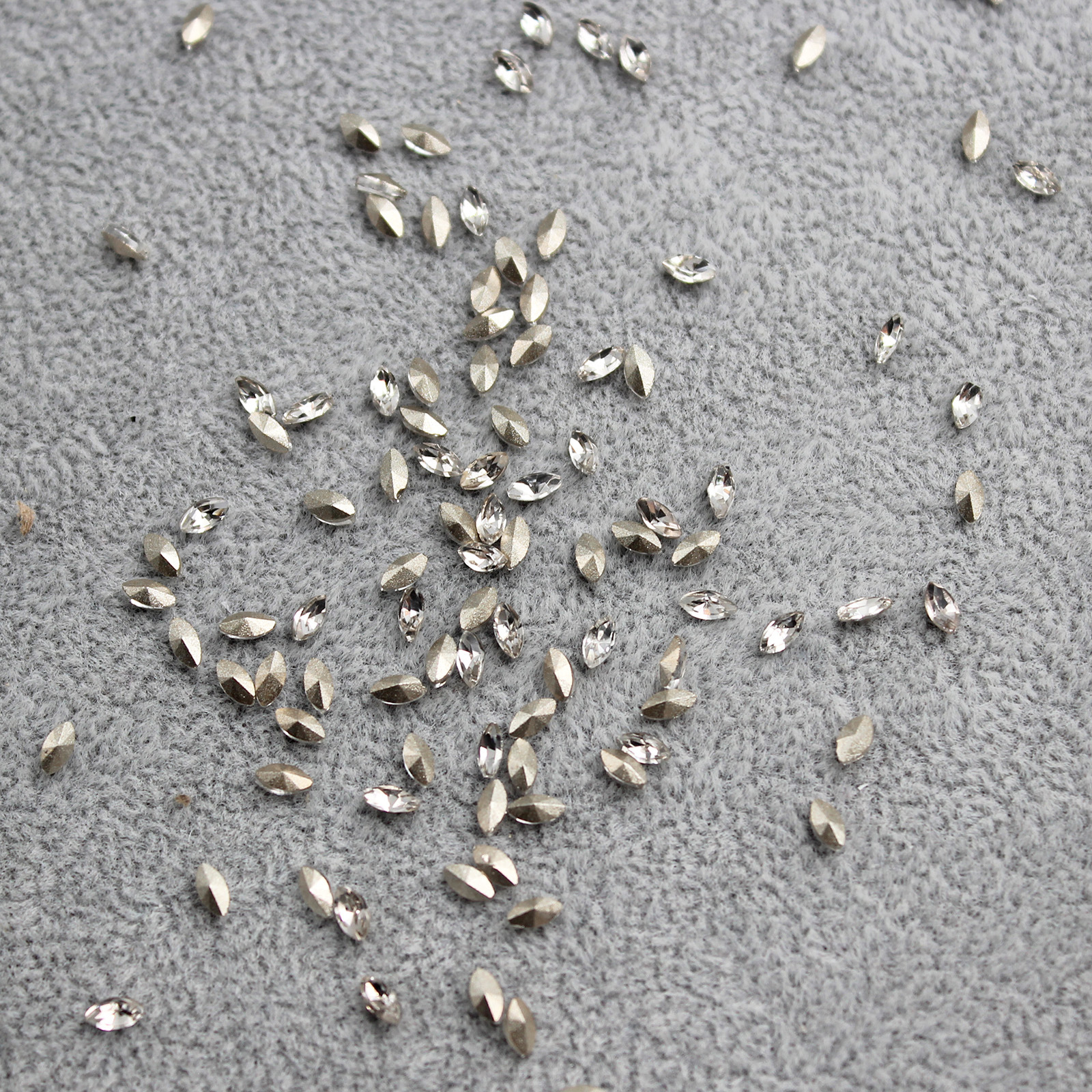 Pointed bottom white 2*4mm horse eye