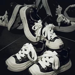 卓沅同モデルのSHOOT BRANDは黒梅の板の靴の男女の厚い底を高くして復古の皮革の梅の靴を高くします。