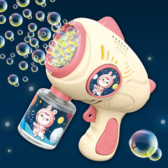 宇宙バブルマシンのおもちゃは全自動で15穴のガトリングの電動は子供を持って泡の銃を吹きます。
