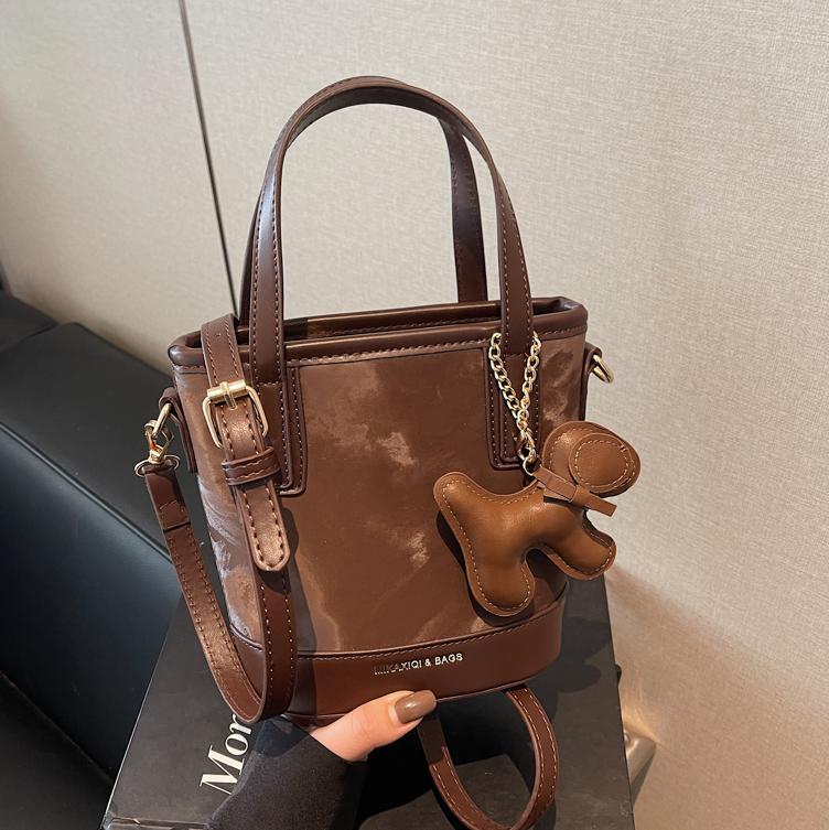 Este año, la popular bolso de mano super caliente para mujeres 2025 nuevo bolso de cubo retro versátil de alto nivel sensación de hombro mochila