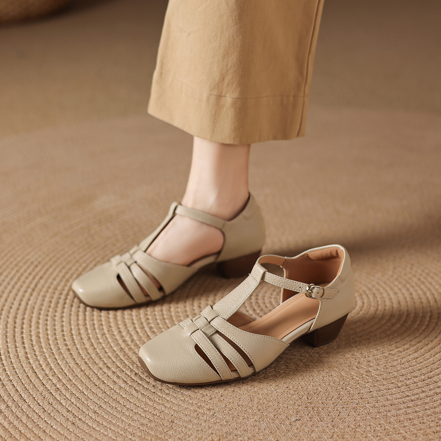 Sandal nữ da cừu dệt bao đầu mũi vuông gót dày 3.5cm quai ngang kiểu La Mã — màu trắng ngà